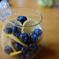 蓝莓柠檬水的做法图解2