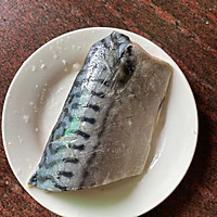 空炸盐烤挪威青花鱼的做法图解3