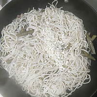 香飘四溢的铁锅焖面的做法图解5