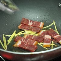 蛤蜊火腿萝卜汤的做法图解2