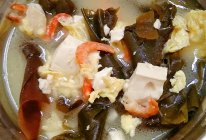 虾仁煎蛋裙带菜豆腐汤的做法