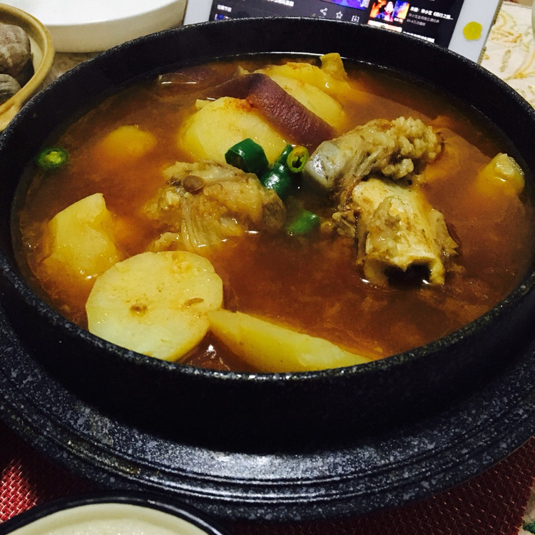 韩式大棒骨土豆汤的做法