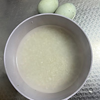 营养早餐之皮蛋瘦肉粥的做法图解1