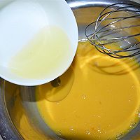 十寸南瓜模戚风蛋糕#熙悦食品低筋粉#的做法图解3