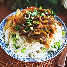 酱炒尖椒肉丝拌面