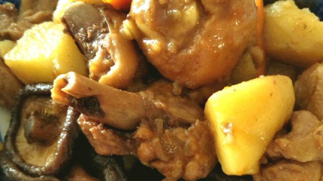 香菇土豆炖鸡腿的做法