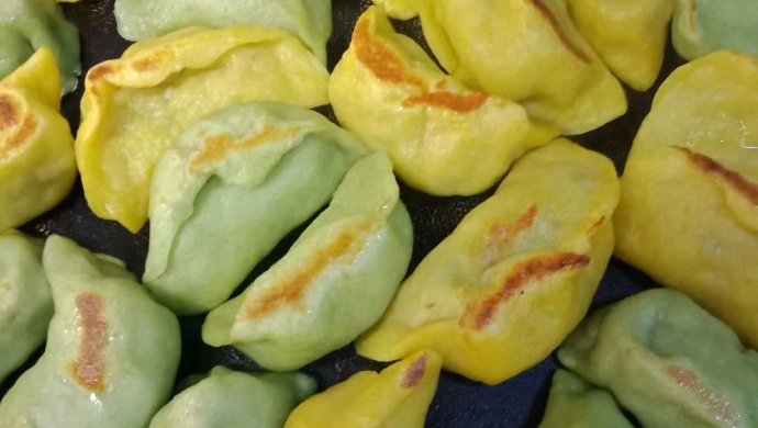 彩色饺子苜蓿香菇鸡蛋饺子