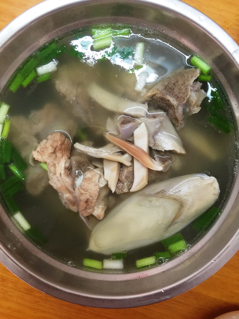 墨鱼猪骨汤的做法图解4
