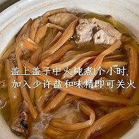滋补黄花菜香菇鸡汤的做法图解6