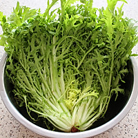 凉拌苦菊花生米#春季减肥，边吃边瘦#的做法图解1