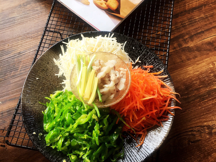胡萝卜茭白青椒肉丝小炒的做法