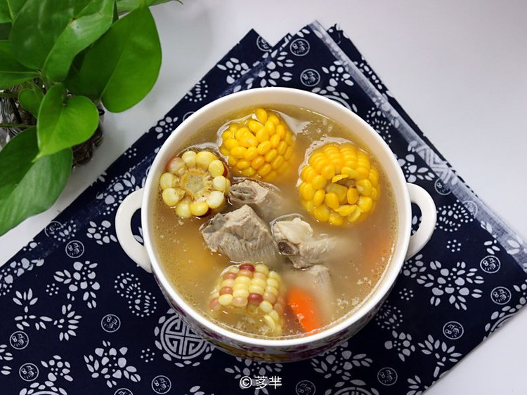 坤博砂锅煲玉米排骨汤的做法