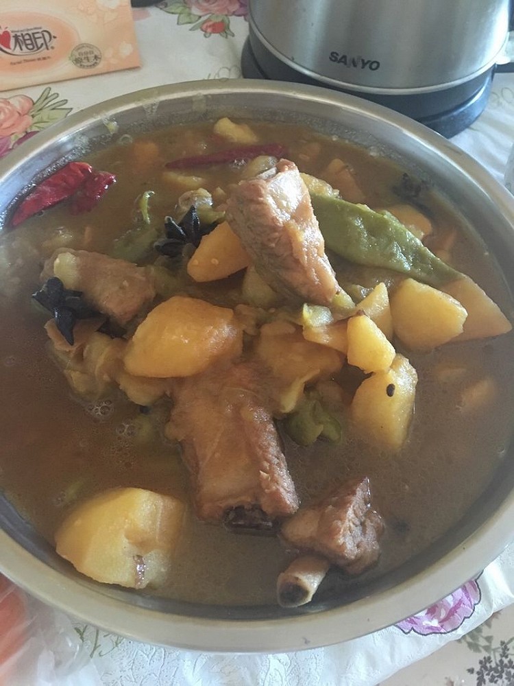 东北菜 排骨土豆炖豆角的做法