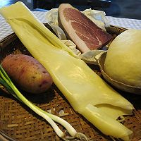 云腿乳扇洋芋塔的做法图解1