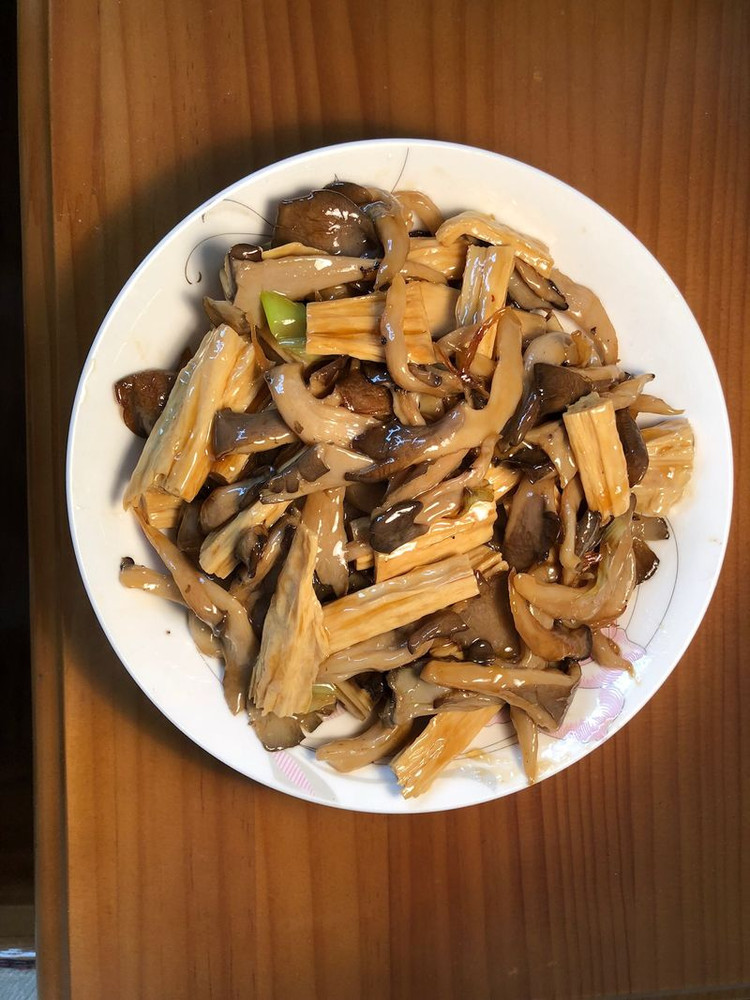 平菇炒腐竹的做法