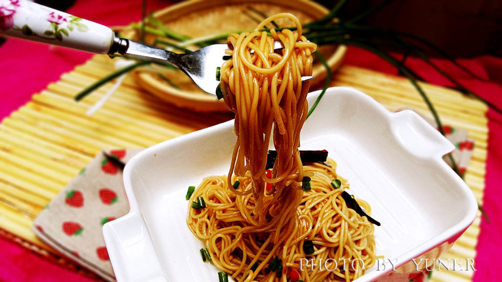 [boil scallion oil] - the soul of noodles mixed with scallion oil.