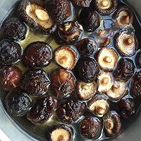 黄花菜香菇卤肉的做法图解1