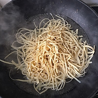 凉拌豆腐皮的做法图解2