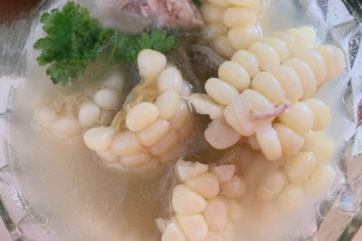 香味四溢的猪棒骨玉米山药大补汤