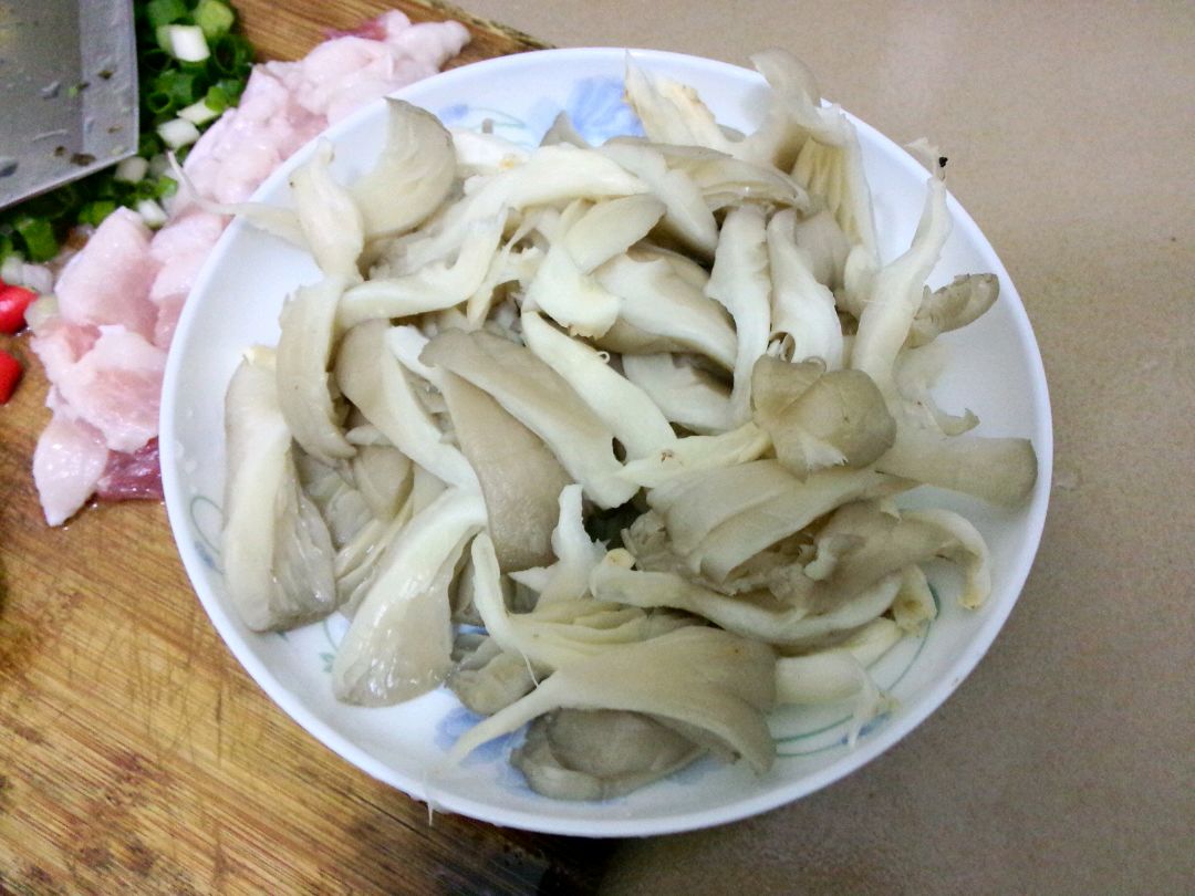 彩椒鸡蛋炒平菇怎么做_彩椒鸡蛋炒平菇的做法_豆果美食