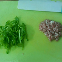 胡萝卜玉米炒肉粒的做法图解2