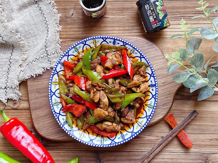双椒炒鸡丁 鸡肉鲜嫩入味的窍门的做法