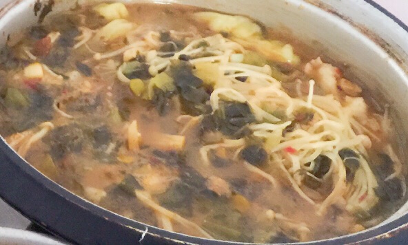 Sauteed pork slices with pickled cabbage and Flammulina mushroom