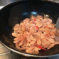 酱油炒河虾的做法图解2