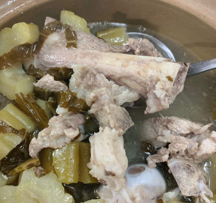 快手宵夜美味筒骨炖苦瓜酸菜汤的做法