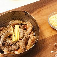 【港菜·避风塘炒虾】的做法图解1