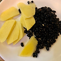 五指毛桃黑豆花生鸡脚汤的做法图解4