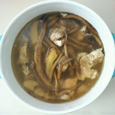 电饭锅鲜茶树菇排骨汤