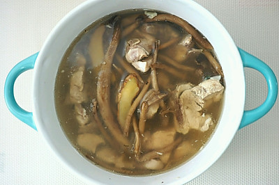 电饭锅鲜茶树菇排骨汤