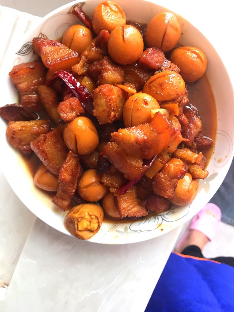 不加油的五花肉烧鹌鹑蛋的做法