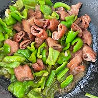 青椒炒肥肠的做法图解4