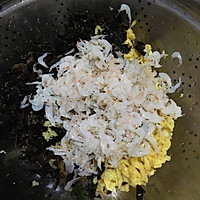 韭菜鸡蛋木耳虾皮三鲜水饺的做法图解3