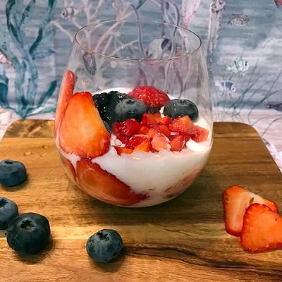 自制酸奶搭配新鲜水果
