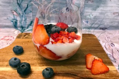 自制酸奶搭配新鲜水果