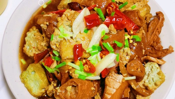 臭豆腐肥肠煲/闻起来臭吃起来香