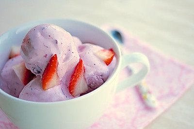 酸奶莓果冰淇淋