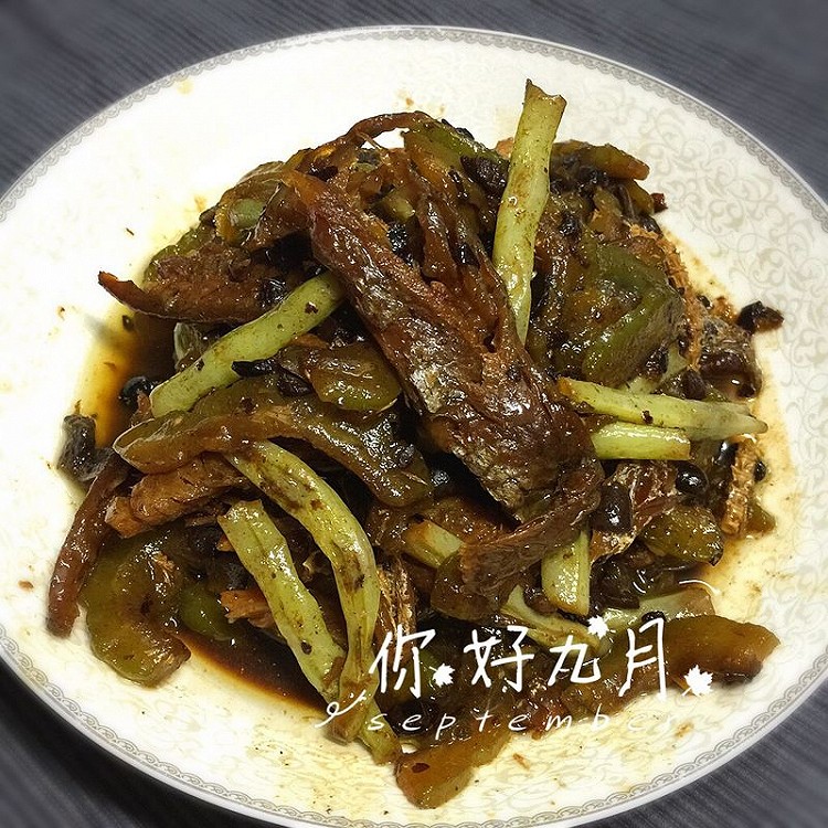 罐头鱼炒凉瓜豆角的做法