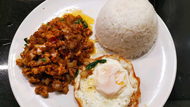 泰国名菜——罗勒炒肉碎（配泰式煎蛋）的做法
