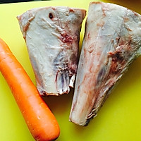 红酒焖羊腱的做法图解1
