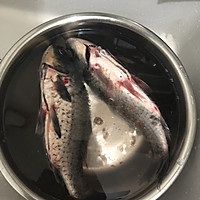 鲫鱼香菇豆腐汤的做法图解1