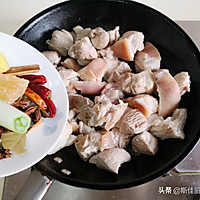 蹄髈焖藕的做法图解4