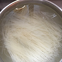 蘑菇鸡丁米线的做法图解2
