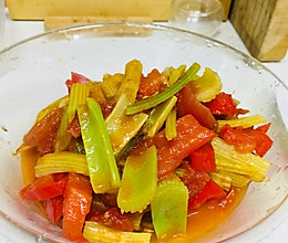西红柿炒芹菜芯的做法