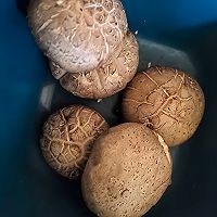 香菇鸡的做法图解1