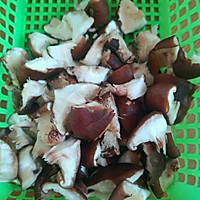 香菇炒肉的做法图解2