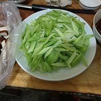 熏干炒芹菜的做法图解1